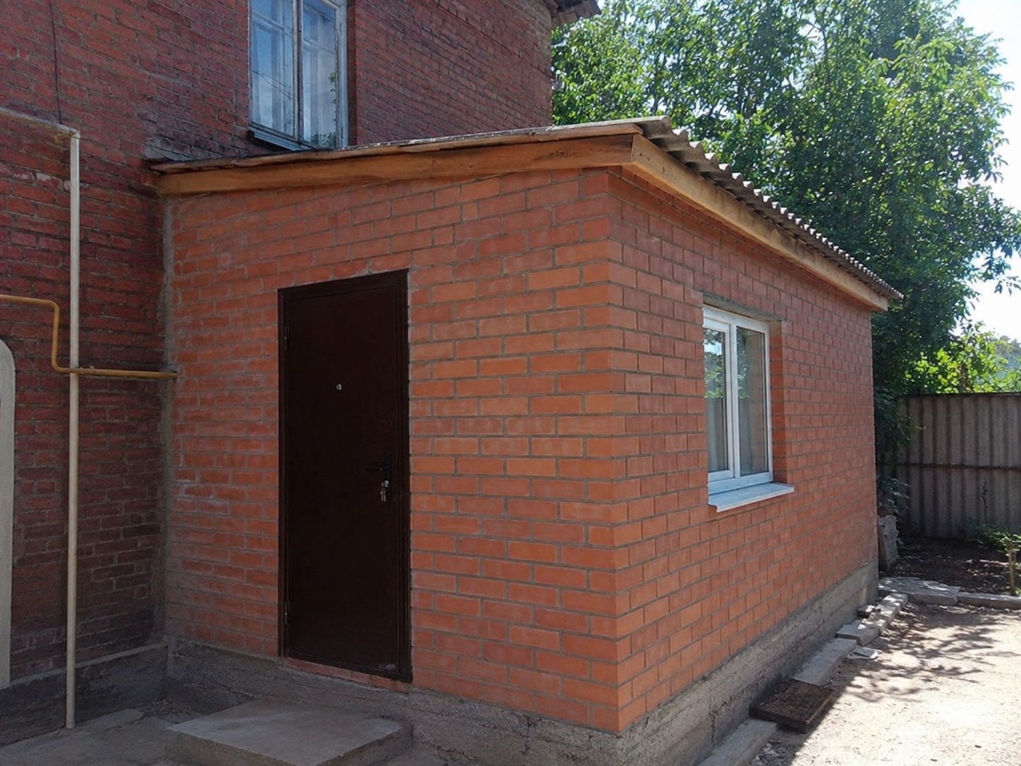 Кирпичные пристройки